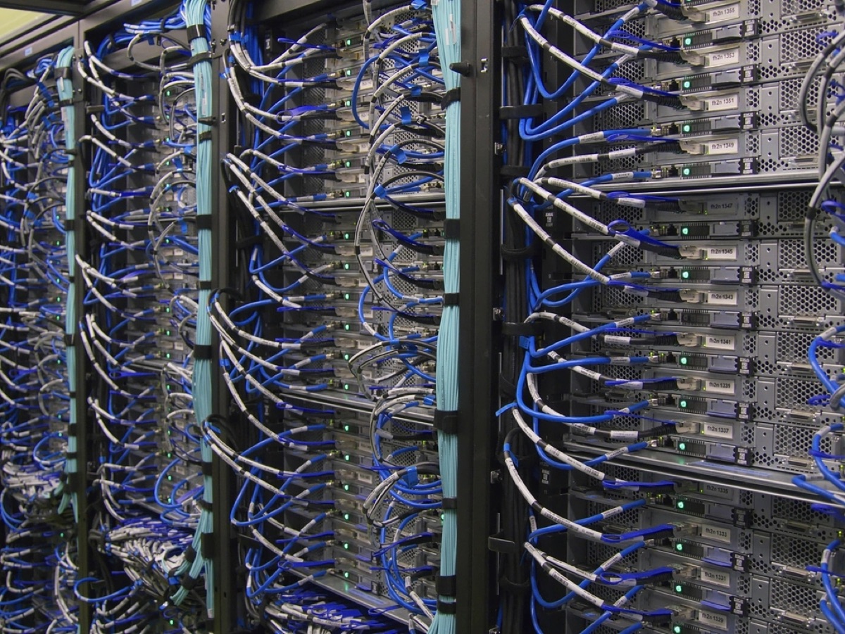 Network servers and structured cabling in a data centre